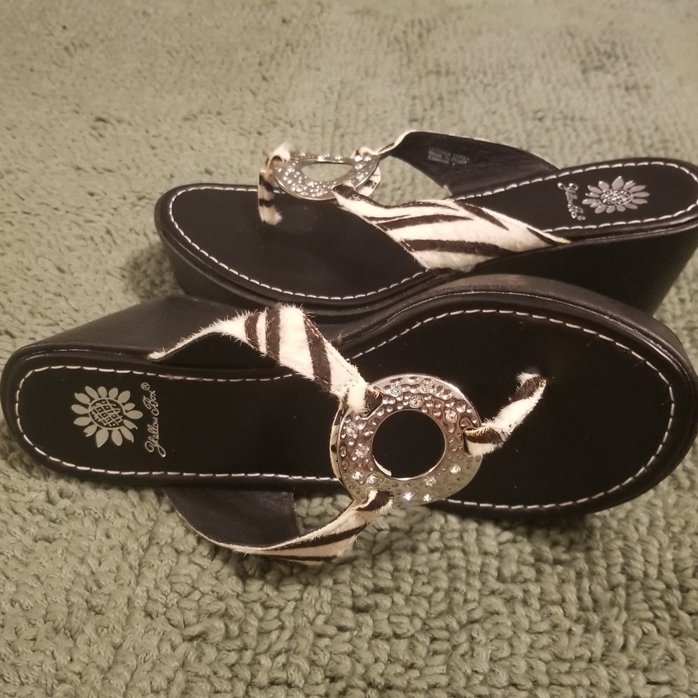 Sandals - Picture 2 of 3